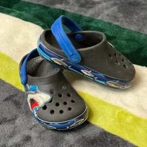 CROCS Kids Shark Clogs in Black and Blue Size 6